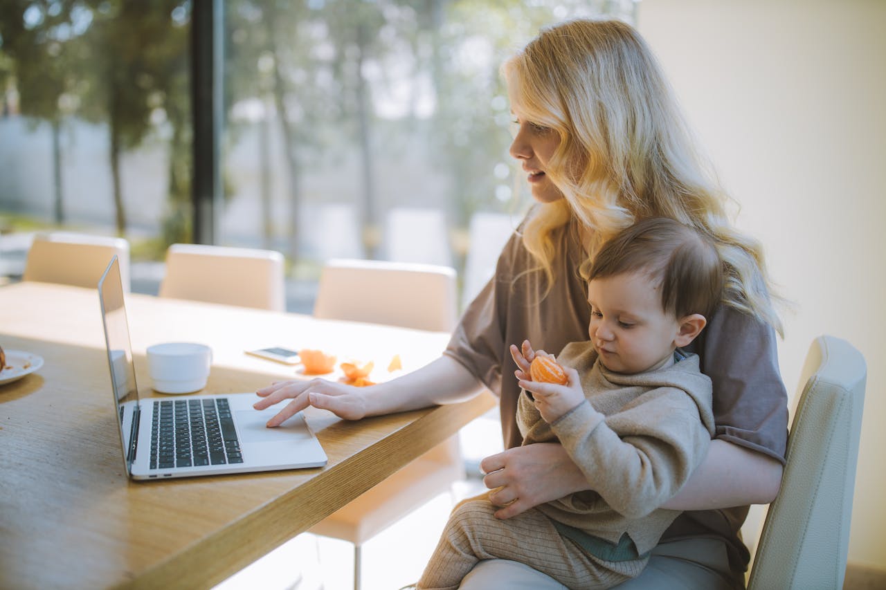 Concilier travail en présentiel et garde d’enfants, tout sauf une évidence pour les salariés parents !